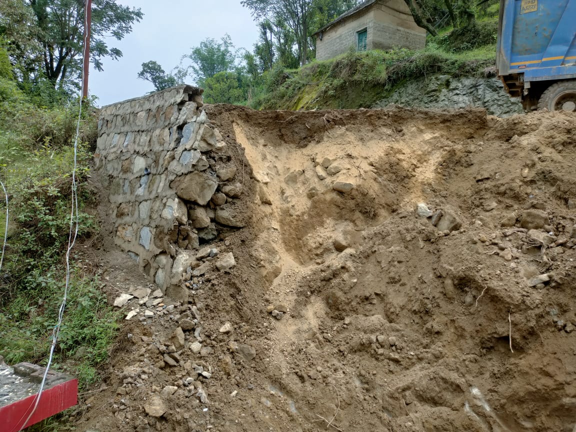 हुक्कल स्कूल पर गिरी एनएच की दीवार, घटिया निर्माण बना खतरा; ग्रामीणों में भारी आक्रोश