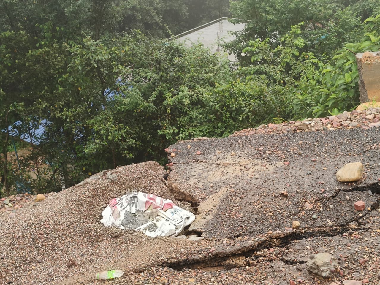 चोलथरा में कलवर्ट टूटने की कगार पर