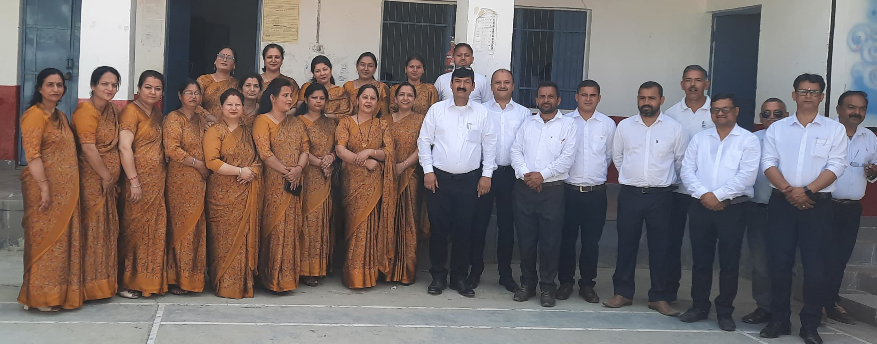 रावमापा पधर में शिक्षक ड्रेस कोड लागू, स्कूल की गरिमा और अनुशासन में आया निखार 