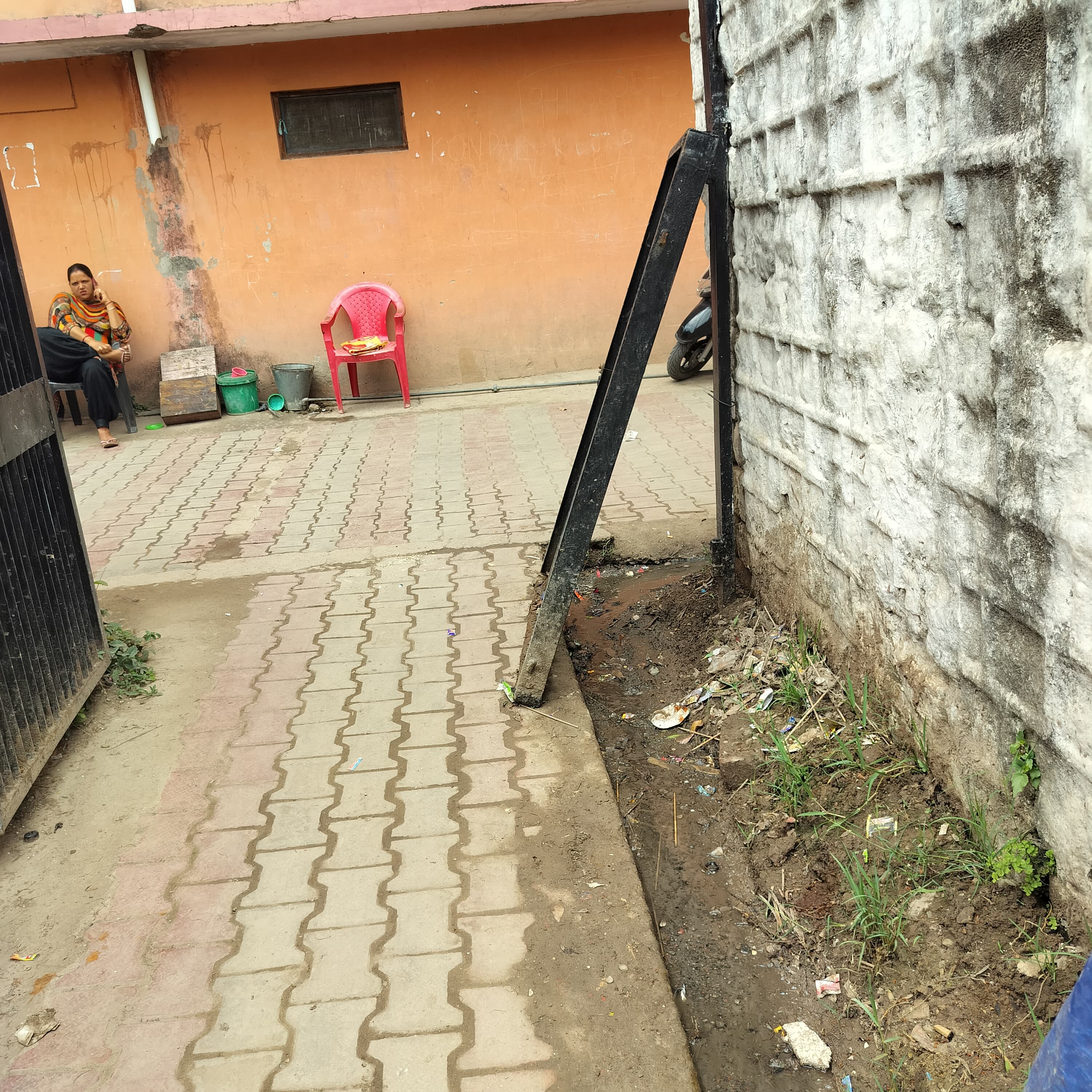 टूटा पड़ा है जवाहर पार्क का गेट Jawahar Park gate is broken