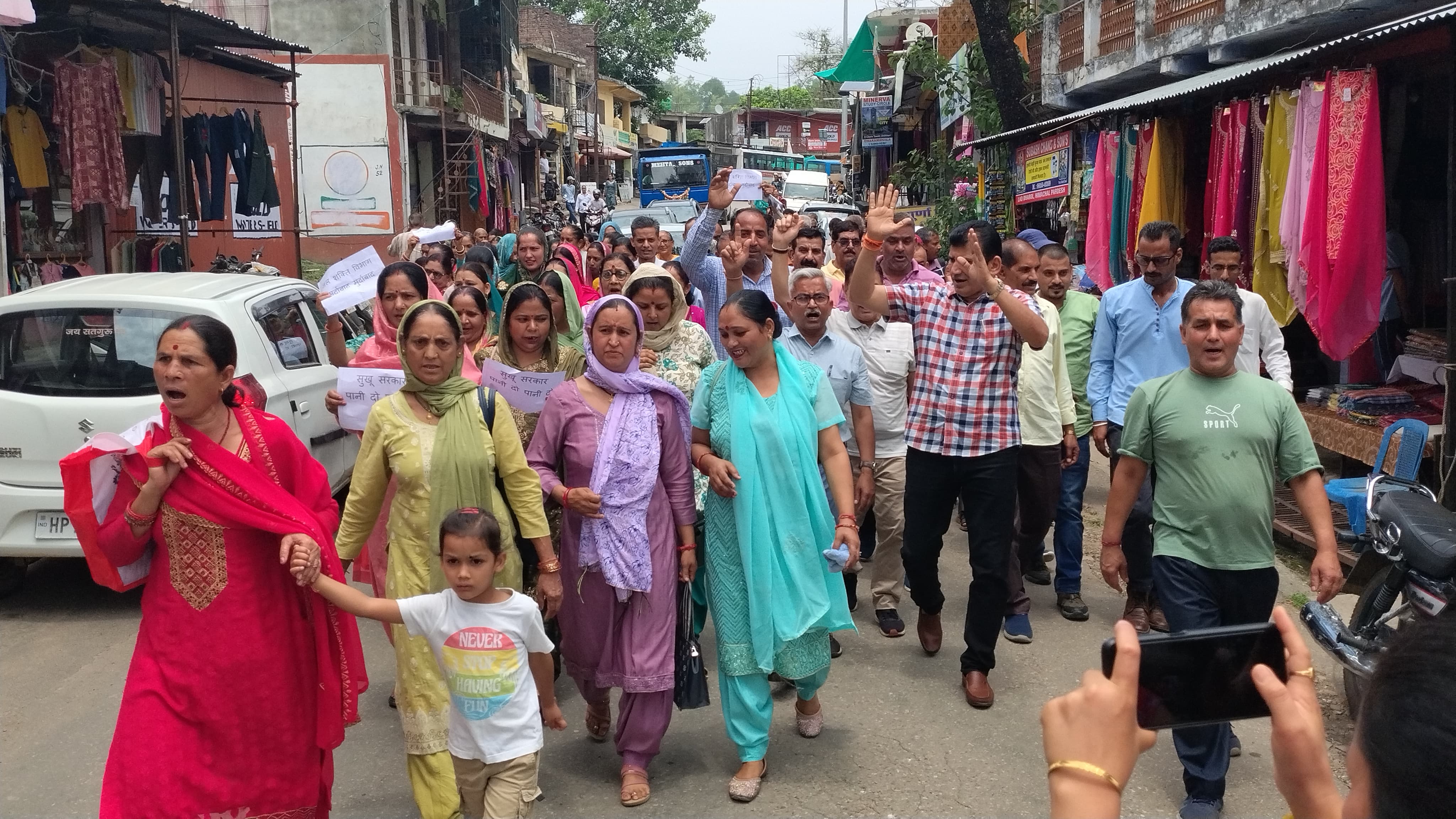 लडभड़ोल की 20 पंचायतों में पेयजल संकट को लेकर सड़कों पर उतरे लोग, विधायक राणा की अगुवाई में जल शक्ति विभाग का घेराव