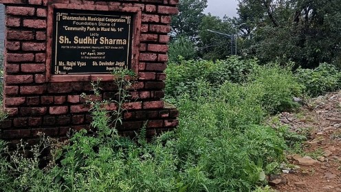 कंड में पार्क का सपना अधूरा, 8 साल से खड़ी है सिर्फ शिलान्यास पट...