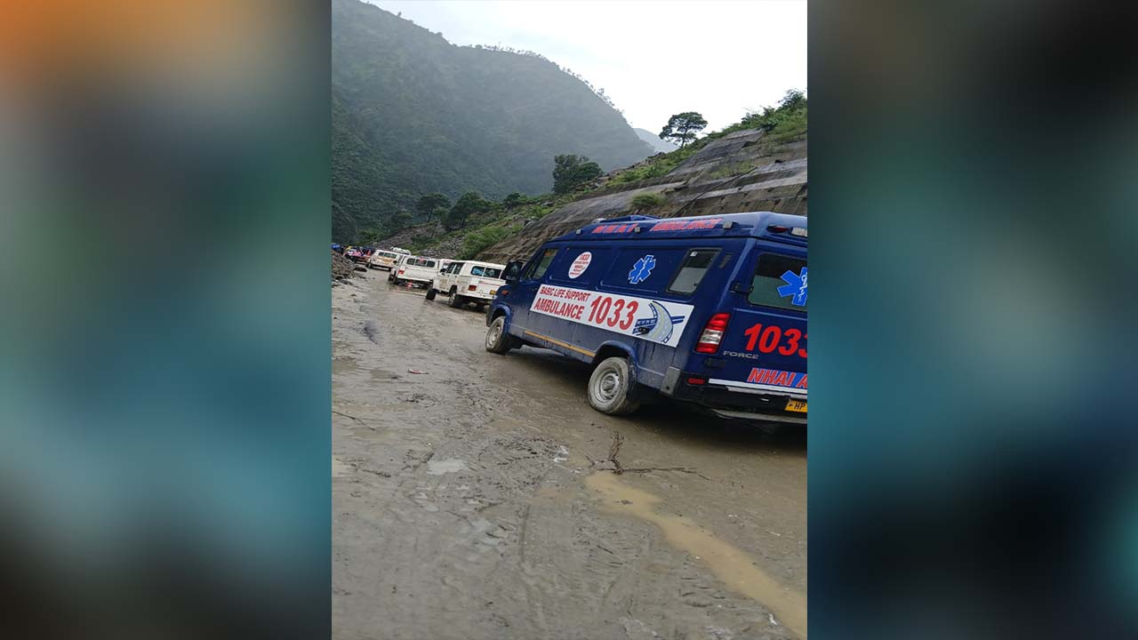 इंसानी हौसले के आगे टिक नहीं सकी प्राकृतिक आपदा की बाधाएं, क्षतिग्रस्त फोरलेन से सुरक्षित निकाली एंबुलेंस  