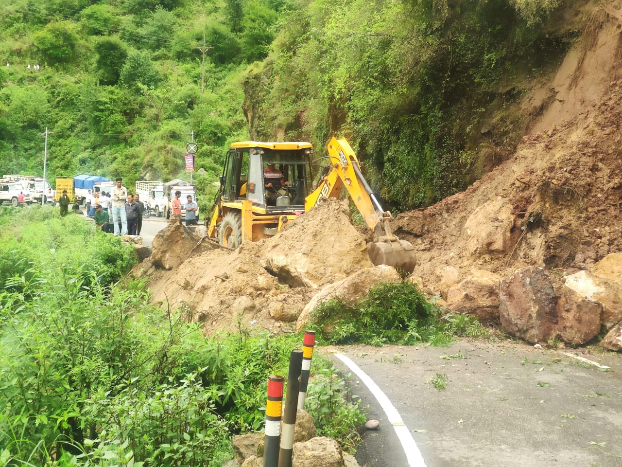 गुम्मा के पास भूस्खलन से एनएच-154 पांच घंटे रहा बंद, वाहनों की लगी लंबी कतारें