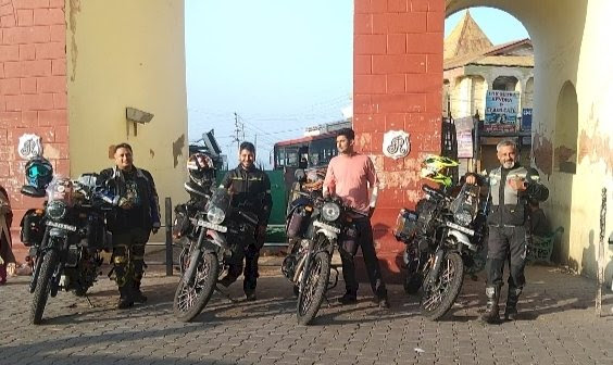 नाहन के ऐतिहासिक दिल्ली गेट से चार बाईकर्स लद्दाखी ट्रिप पर निकले