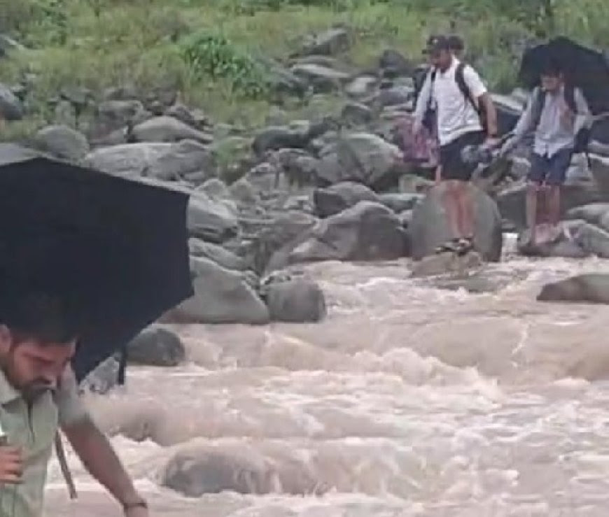 उफनती नदी के साथ खाईनुमा रास्ते से गुजर रहे क्यारी गांव के छात्र 