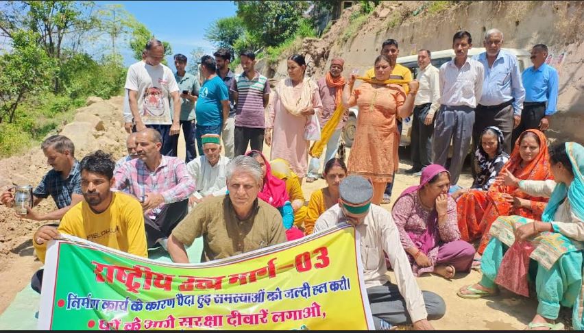 रियूर-बनाल में एनएच प्रभावितों ने दो घंटे किया हाईवे जाम, प्रशासन की मौजूदगी में कंपनी से हुआ समझौता