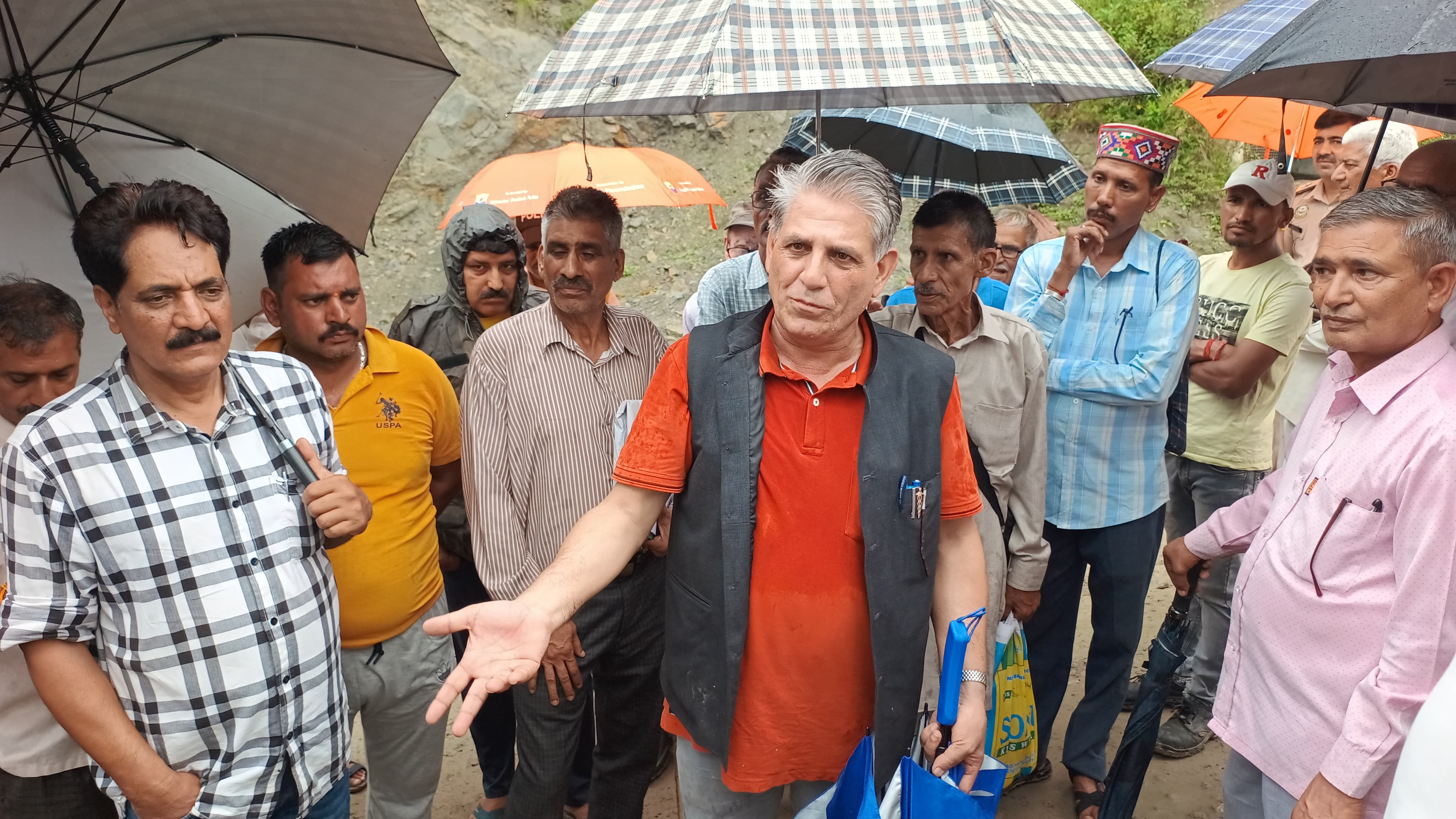 पाड़छु पुल हादसा: किसान सभा का विरोध प्रदर्शन, गावर व सूर्या कंस्ट्रक्शन प्रबंधकों की गिरफ्तारी की मांग