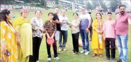 वन्य रक्षकों ने खज्जियार झील में गिरे आईफोन को निकालकर पर्यटक को...