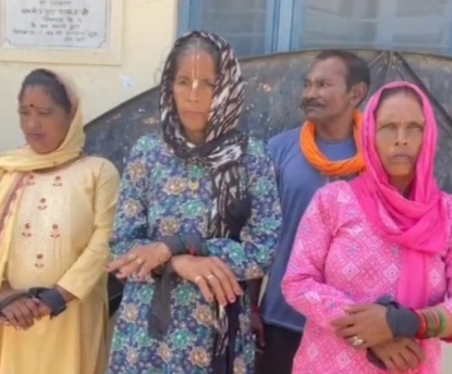 ग्राम पंचायत प्रधान रामपुर भारापुर के खिलाफ महिलाओं ने खोला मोर्...