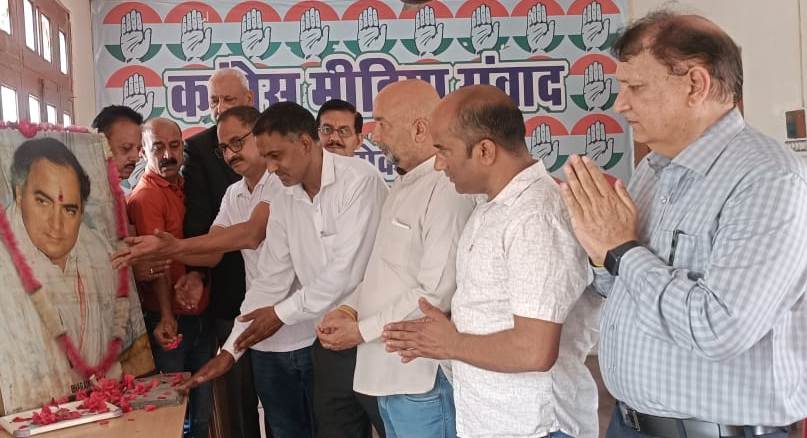 गांधी भवन में राजीव गांधी की पुण्यतिथि पर दी श्रद्धांजलि