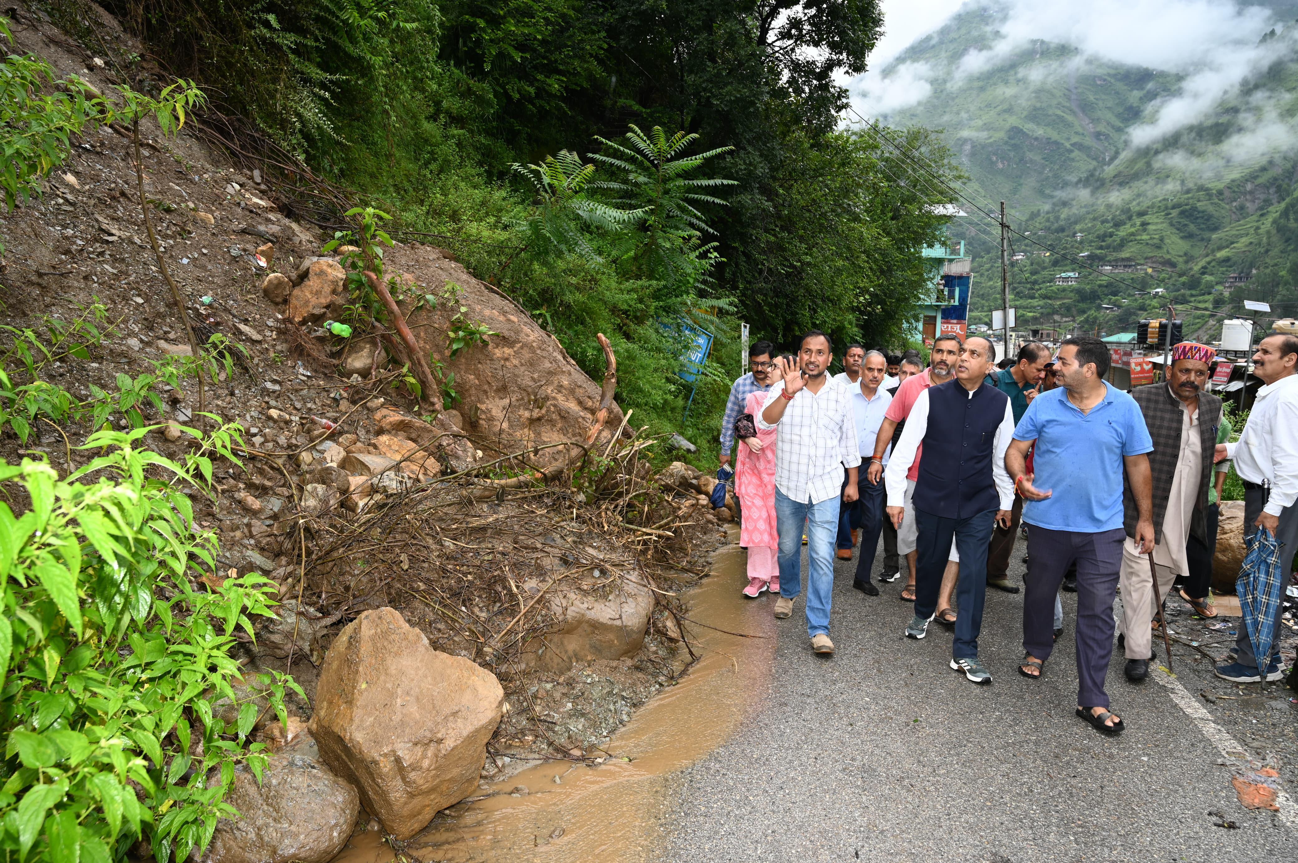 मंडी के आपदा प्रभावित क्षेत्रों का नेता प्रतिपक्ष ने किया दौरा