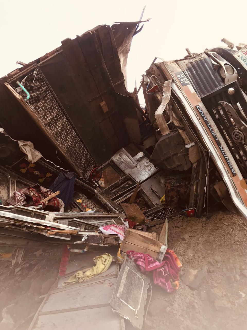 राष्ट्रीय उच्च मार्ग 03 पाडछू ढांक से ईंटों से भरा एलपी ट्रक दुर्घटनाग्रस्त, चालक घायल