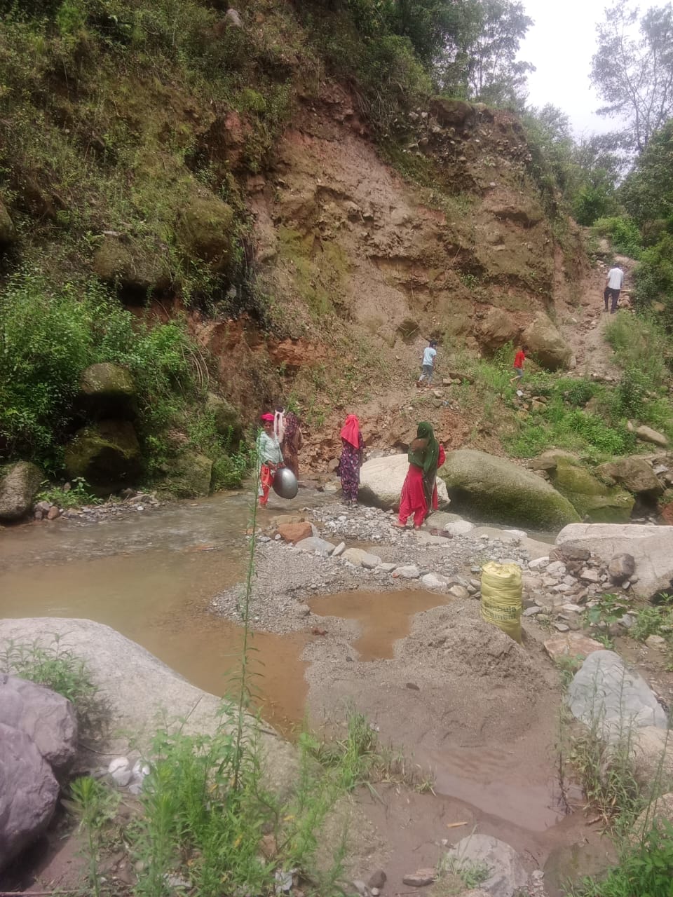 टीलू गांव के पांच परिवार आज भी बुनियादी सुविधाओं से वंचित, फुट ब्रिज टूटा पर नहीं मिली सुध