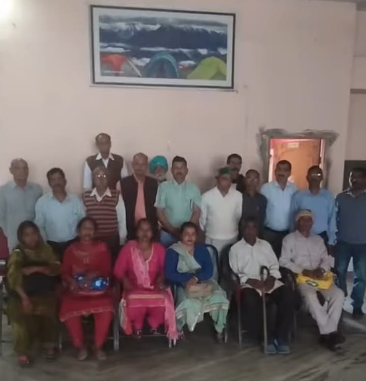 ठाठी गांव के लिए ग्रामीणों ने की सड़क कीं मांग 