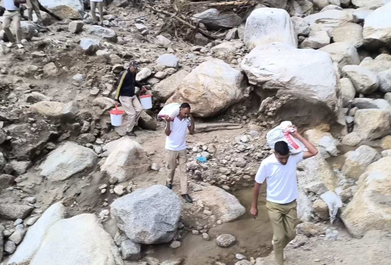 आपदा में सेवा की मिसाल बने होमगार्ड जवान, सराज के दुर्गम गांवों तक पैदल पहुंचाई राहत सामग्री