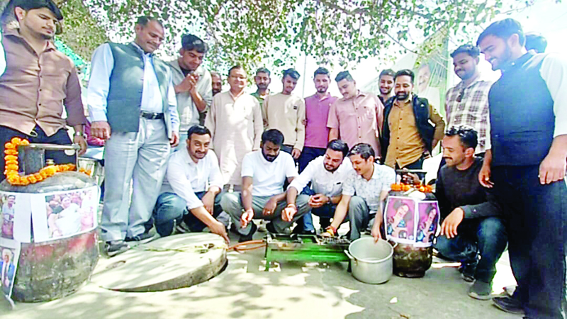 गटर में गैस पाइप डाल कांग्रेस का अनोखा प्रदर्शन, महंगाई पर घेरी...