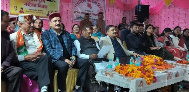 स्वयं सहायता समूह के तहत आत्मनिर्भर बन रही महिलाएं