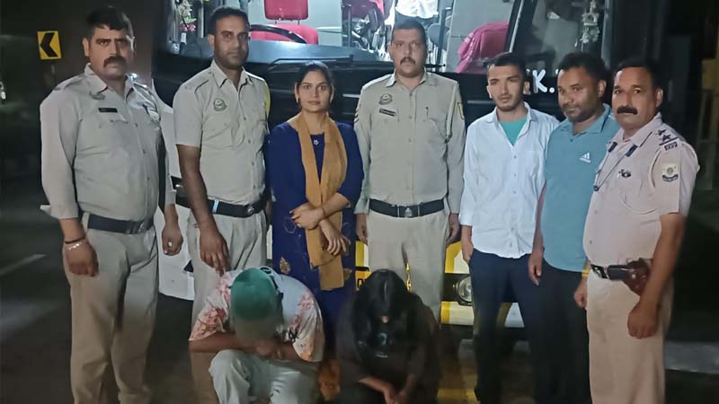 मंडी: पुंघ फोरलेन पर पुलिस का शिकंजा, वोल्वो बस में युवक-युवती से 143 ग्राम चिट्टा बरामद