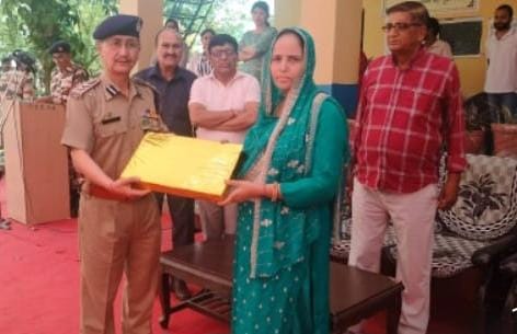 शहीद हेड कांस्टेबल  जितेंद्र कुमार की मूर्ति का अनावरण किया