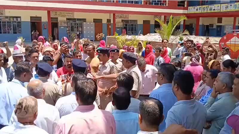 सुजानपुर: 16 वर्षीय छात्र के सुसाइड नोट से मचा हड़कंप, कटघरे में स्कूल प्रशासन; प्रिंसिपल की गिरफ्तारी की मांग 