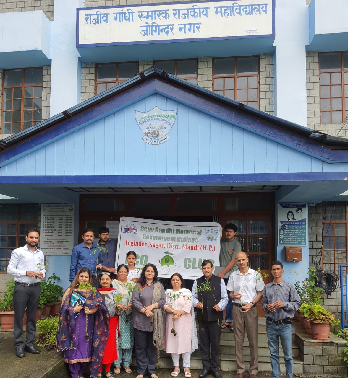 आरजीएम जीसी जोगिंद्रनगर में मोरिंगा व अश्वगंधा पौधों का वितरण