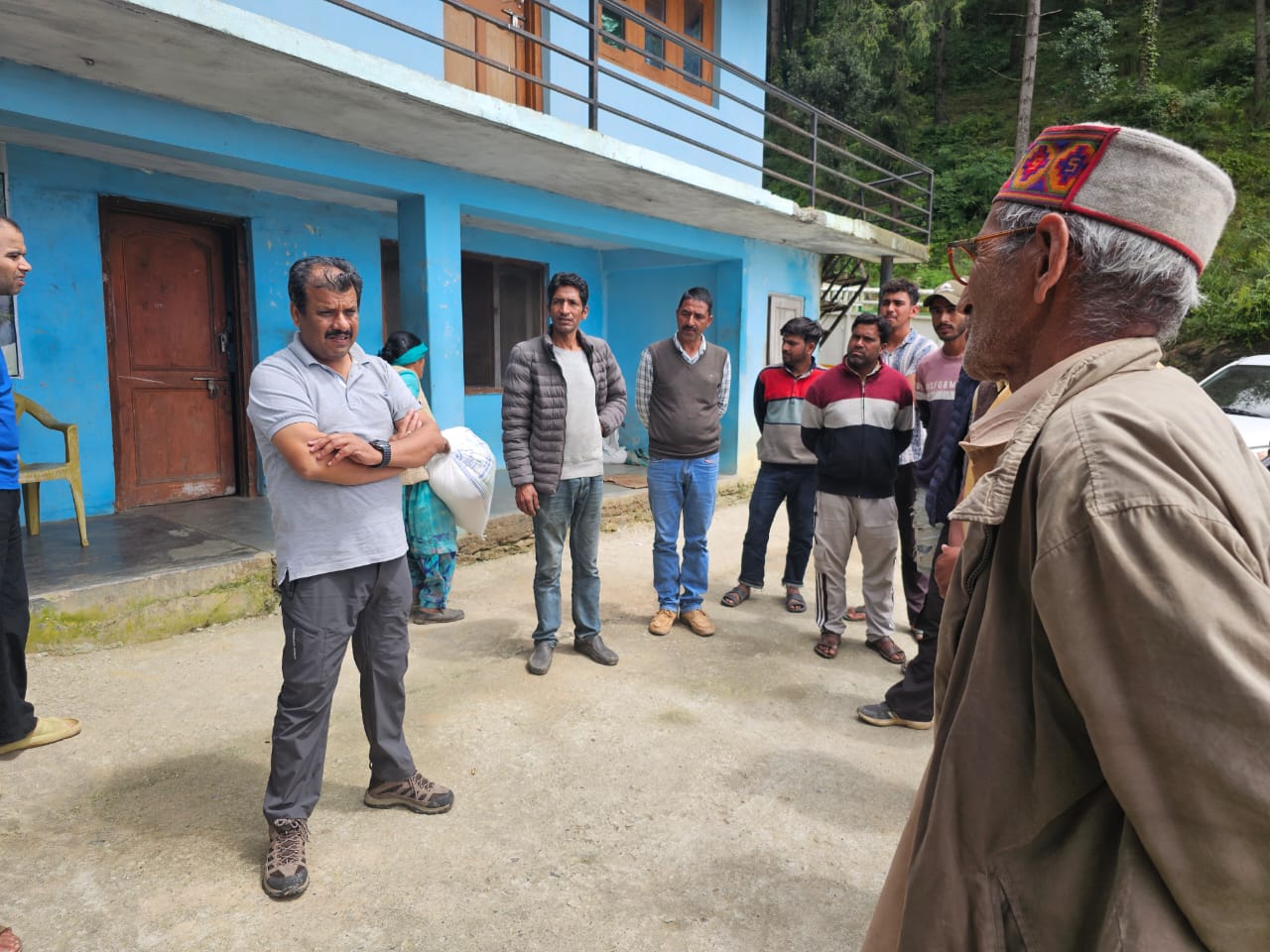 अतिरिक्त जिला दण्डाधिकारी मंडी पैदल पहुंचे ज्वालापुर, प्रभावितों की समस्याओं को सुना