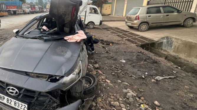 मंडी: बल्हघाटी में तेज रफ्तार कार हाइड्रा से टकराई, 3 युवकों की...