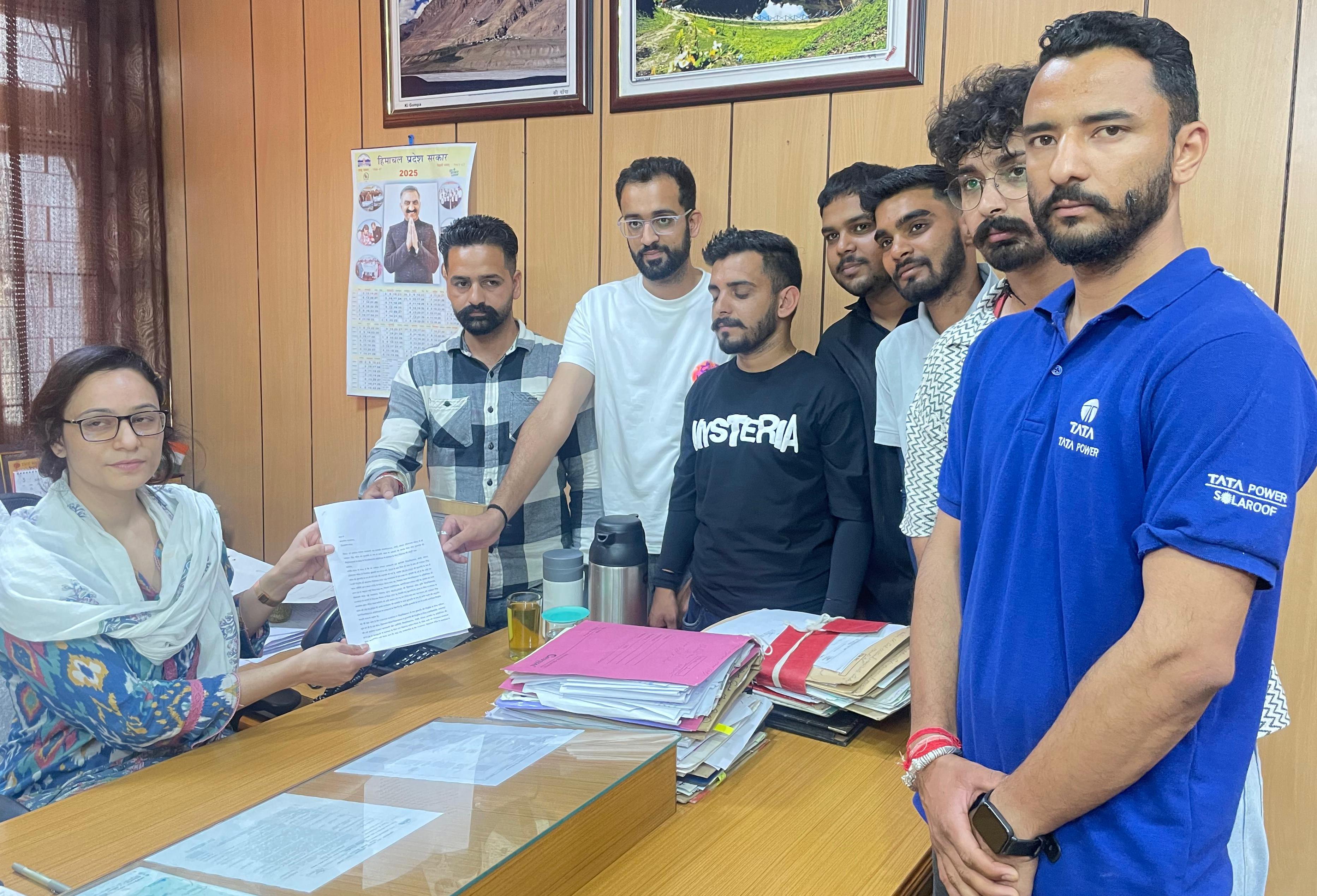 कैंसिल हो नौणी विश्वविद्यालय के कुलपति का अवधि विस्तार, युवा कांग्रेस ने ज्ञापन सौंप की मांग