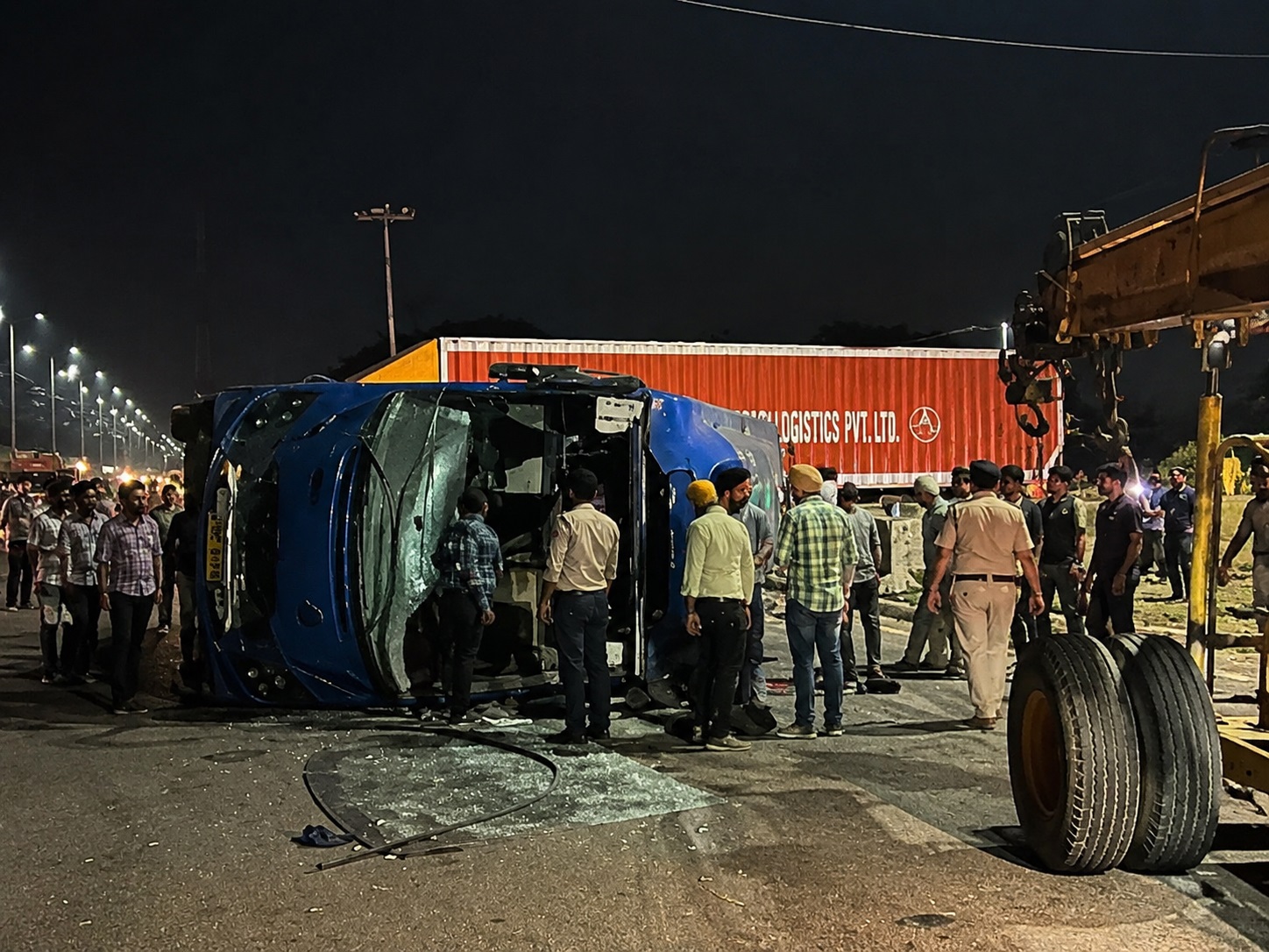 मनाली से दिल्ली जा रही बस मोहाली में पलटी, एक यात्री की बाजू कटी...