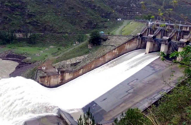 बर्फ पिघलने से उफान पर ब्यास नदी, पंडोह डैम से छोड़ा गया अतिरिक्...