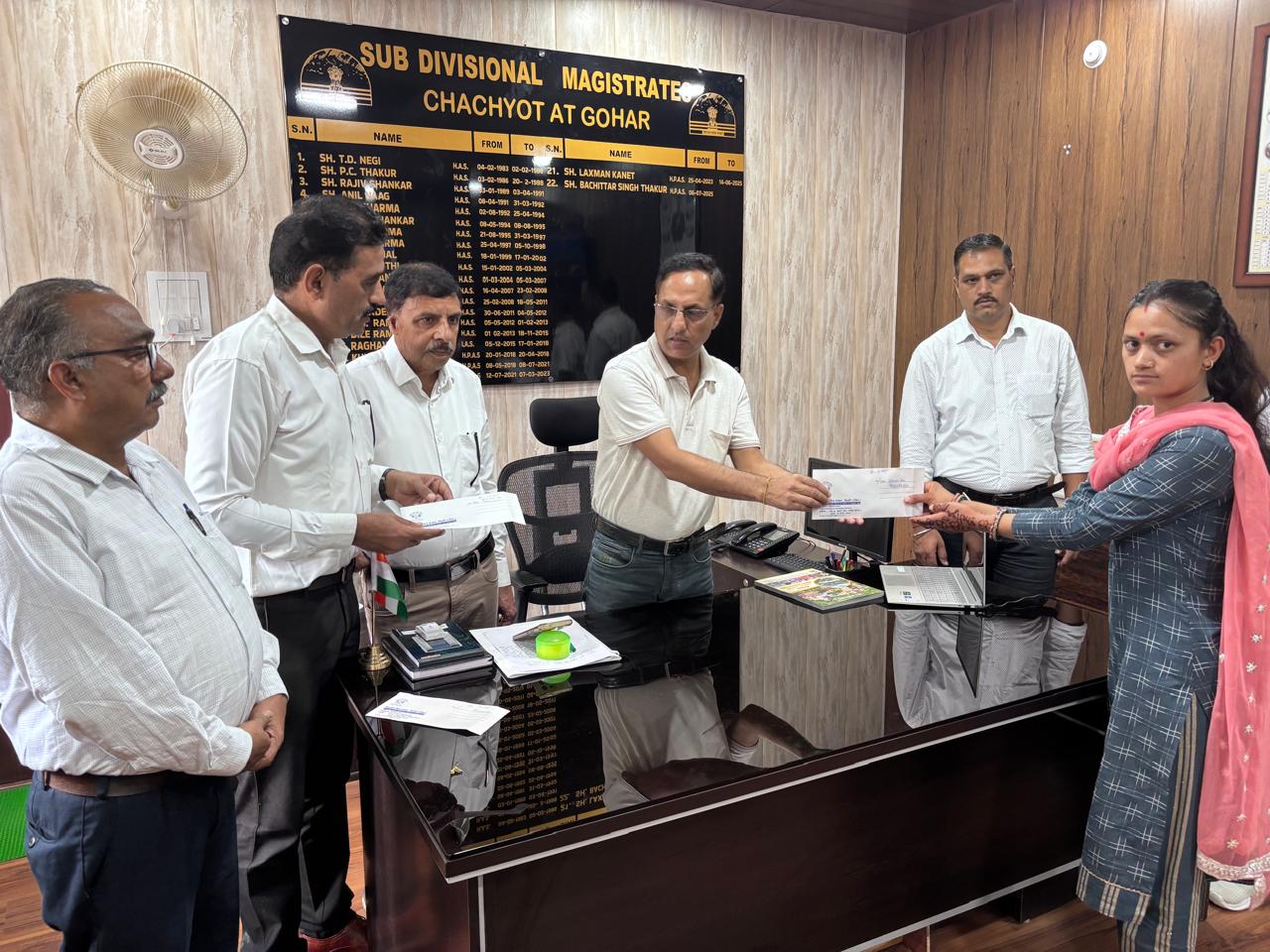 हिमाचल मंडी जनकल्याण सभा दिल्ली व हिमाचल मित्र मंडल ने 15 आपदा प्रभावितों को दी राहत राशि