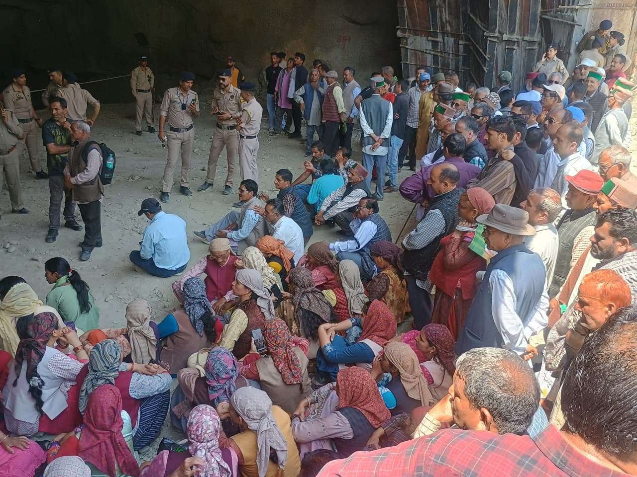 लुहरी प्रोजेक्ट के खिलाफ फूटा किसानों का गुस्सा, SJVN और सरकार के खिलाफ खोला मोर्चा