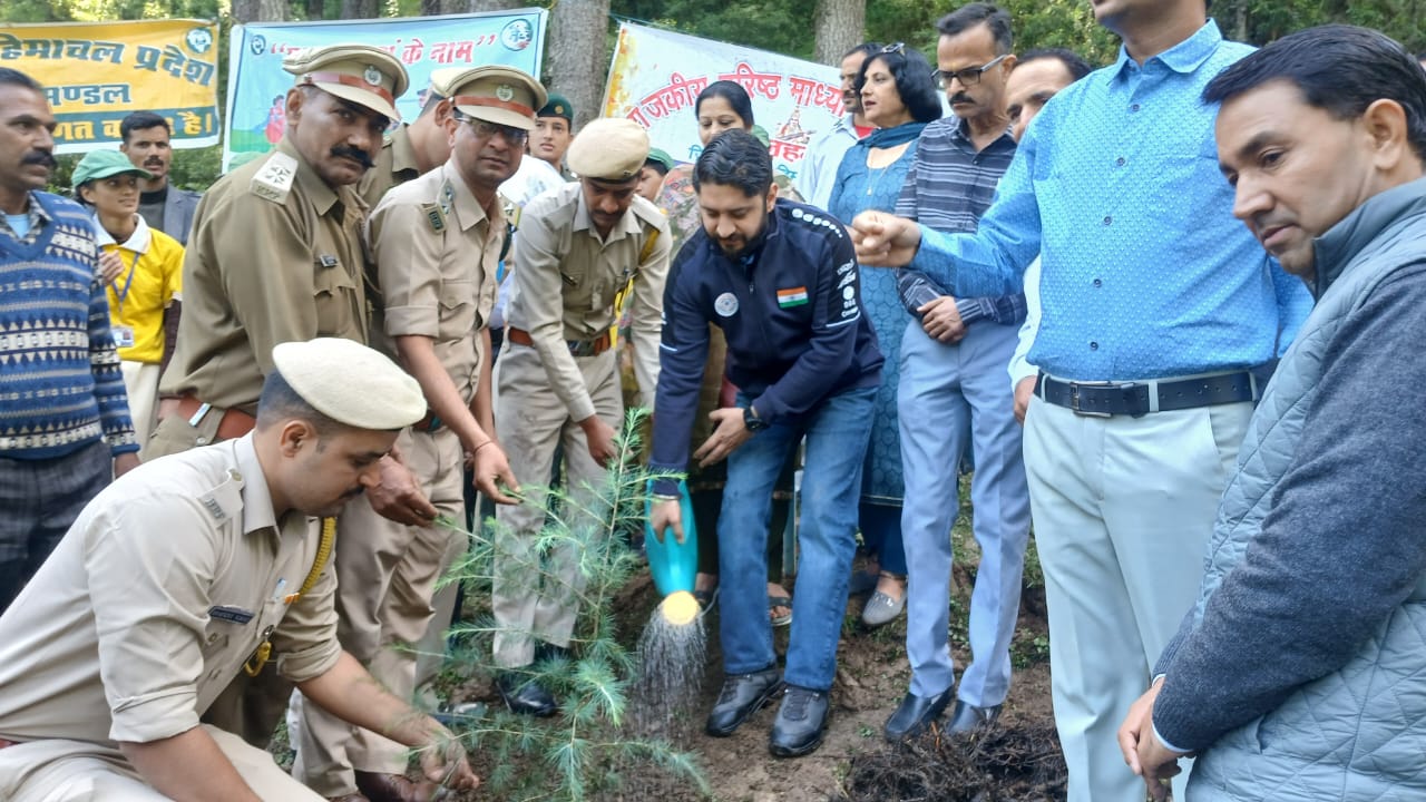 उपायुक्त ने जहल स्कूल से किया एक पेड़ मां के नाम-2.0 अभियान का शुभारंभ