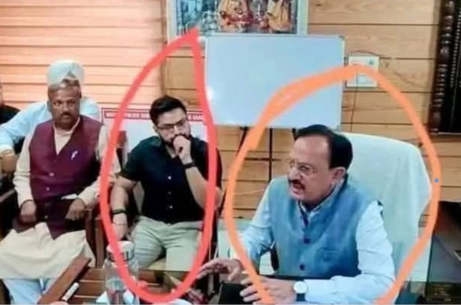 तानाशाही के खिलाफ जनादेश देने के बावजूद नहीं बदले धर्मपुर के हालात, एसडीएम की कुर्सी पर बैठने को लेकर विधायक चंद्रशेखर हो रहे है जमकर ट्रोल