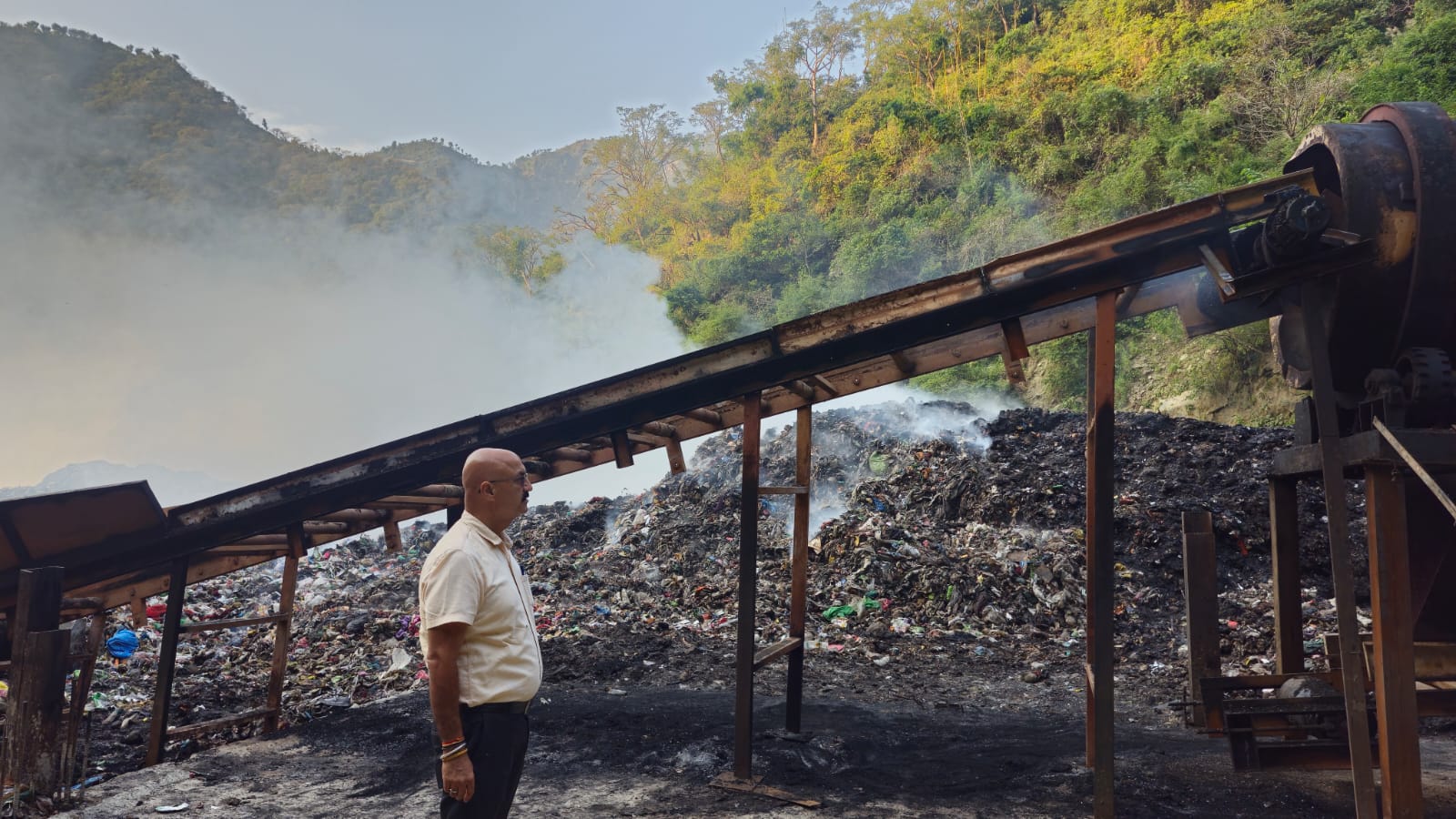 डंपिंग साइट में लगी आग से शहर में कूड़ा उठाने में बाधा, महापौर ने किया निरीक्षण