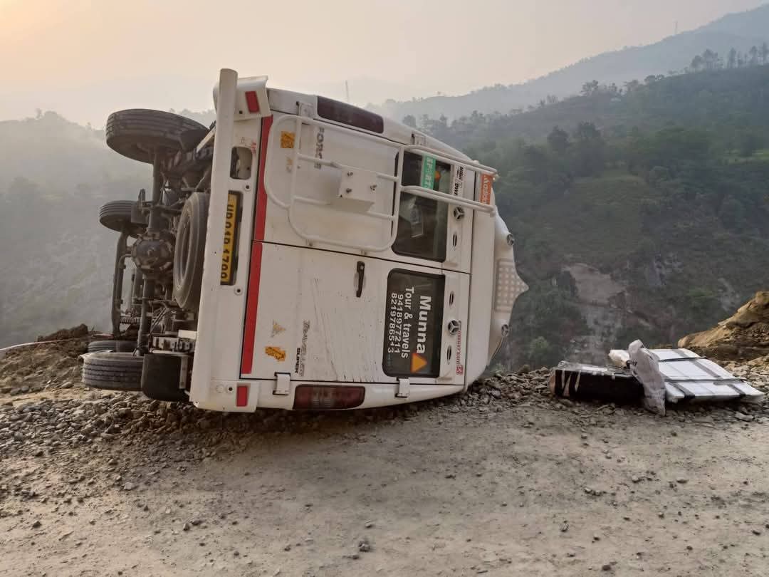 पाडछु ढांक से ट्रैवलर पर गिरे पत्थर, ट्रैवलर पलटी कोई जानी नुकसान नहीं