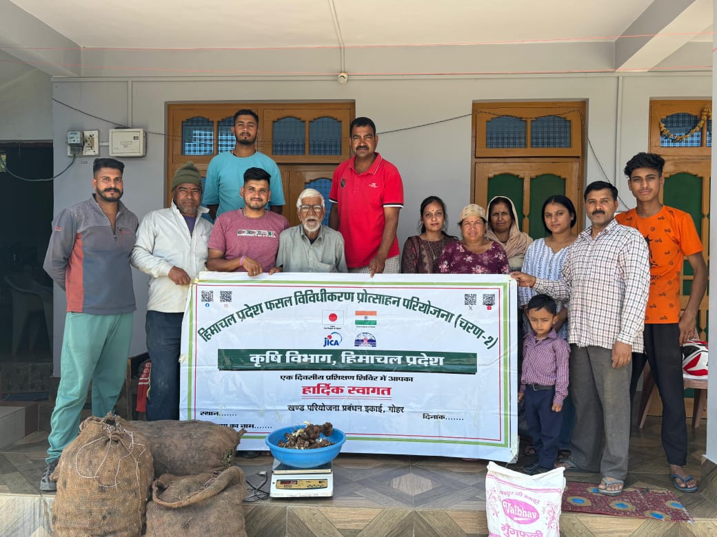 किसानों को बांटे अदरक व हल्दी के बीज