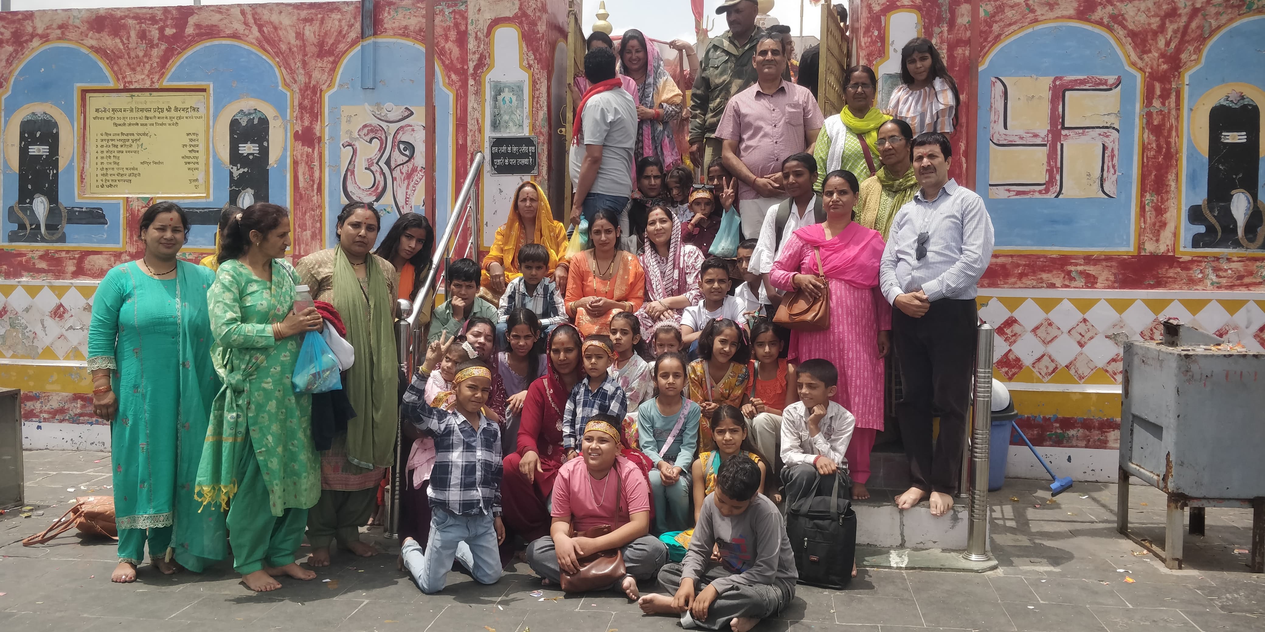 स्कूली बच्चों ने लिया पिकनिक भ्रमण का मजा