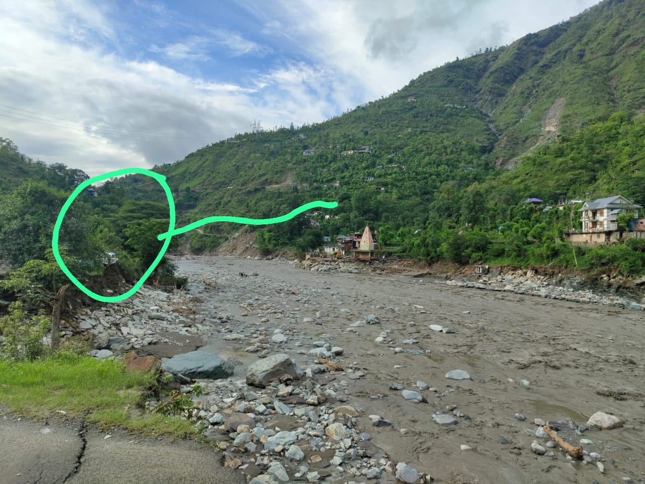 पंडोह में बाढ़ पीड़ित ढूंढते रहे अपने वाहन और घरों का ज़रूरी सामान