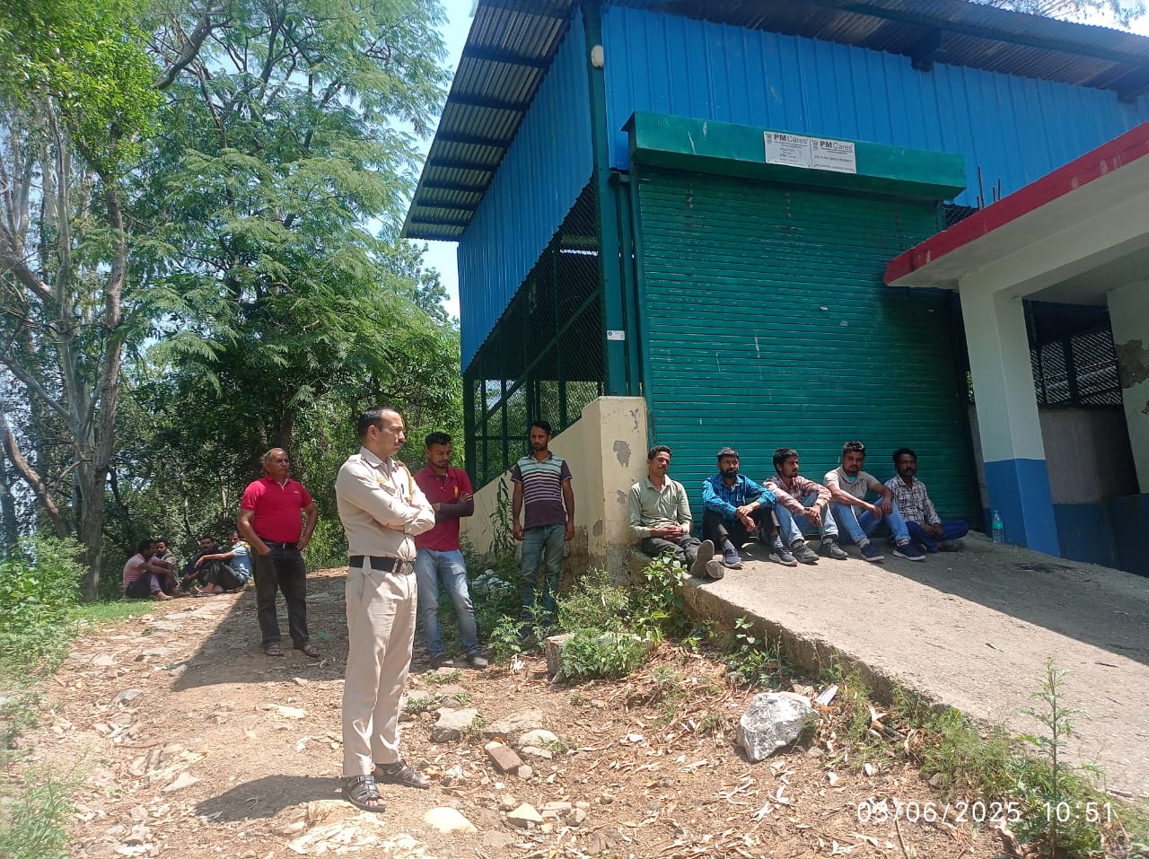 सरकाघाट में शवगृह के बाहर परिजनों व पुलिस स्टाफ के लिए बैठने की व्यवस्था नहीं