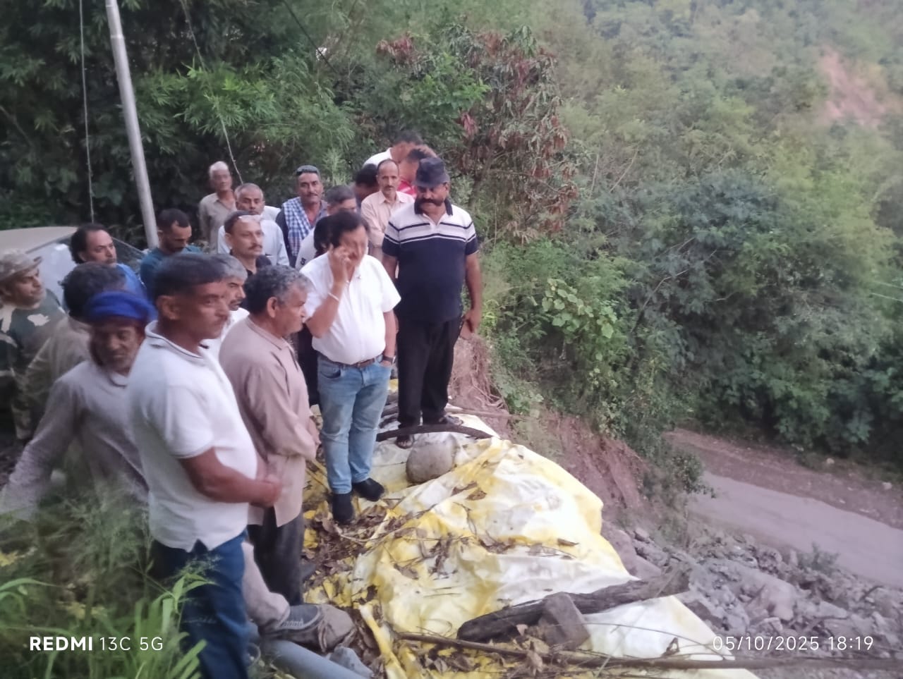अप्पर बरोटी में भूस्खलन से रास्ता व ट्रैक्टर सड़क ध्वस्त, पूर्व...