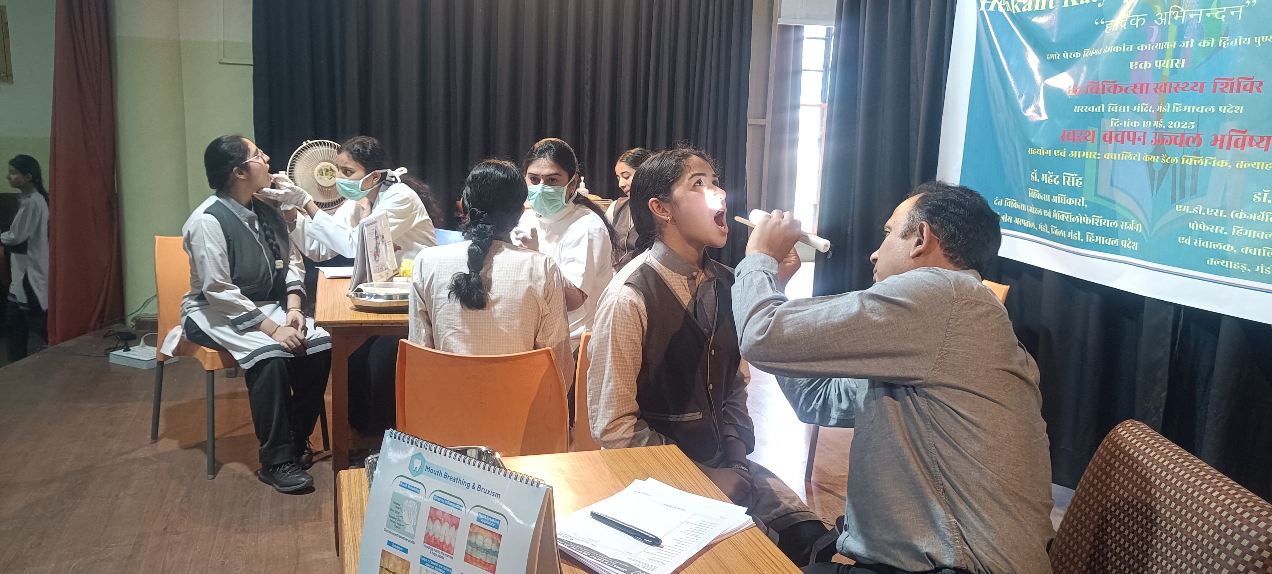 सरस्वती विद्या मंदिर मंडी में लगाया दंत चिकित्सा जांच शिविर, पत्रकार हेमकांत की दूसरी पुण्यतिथि पर जांचे 400 बच्चों के दांत