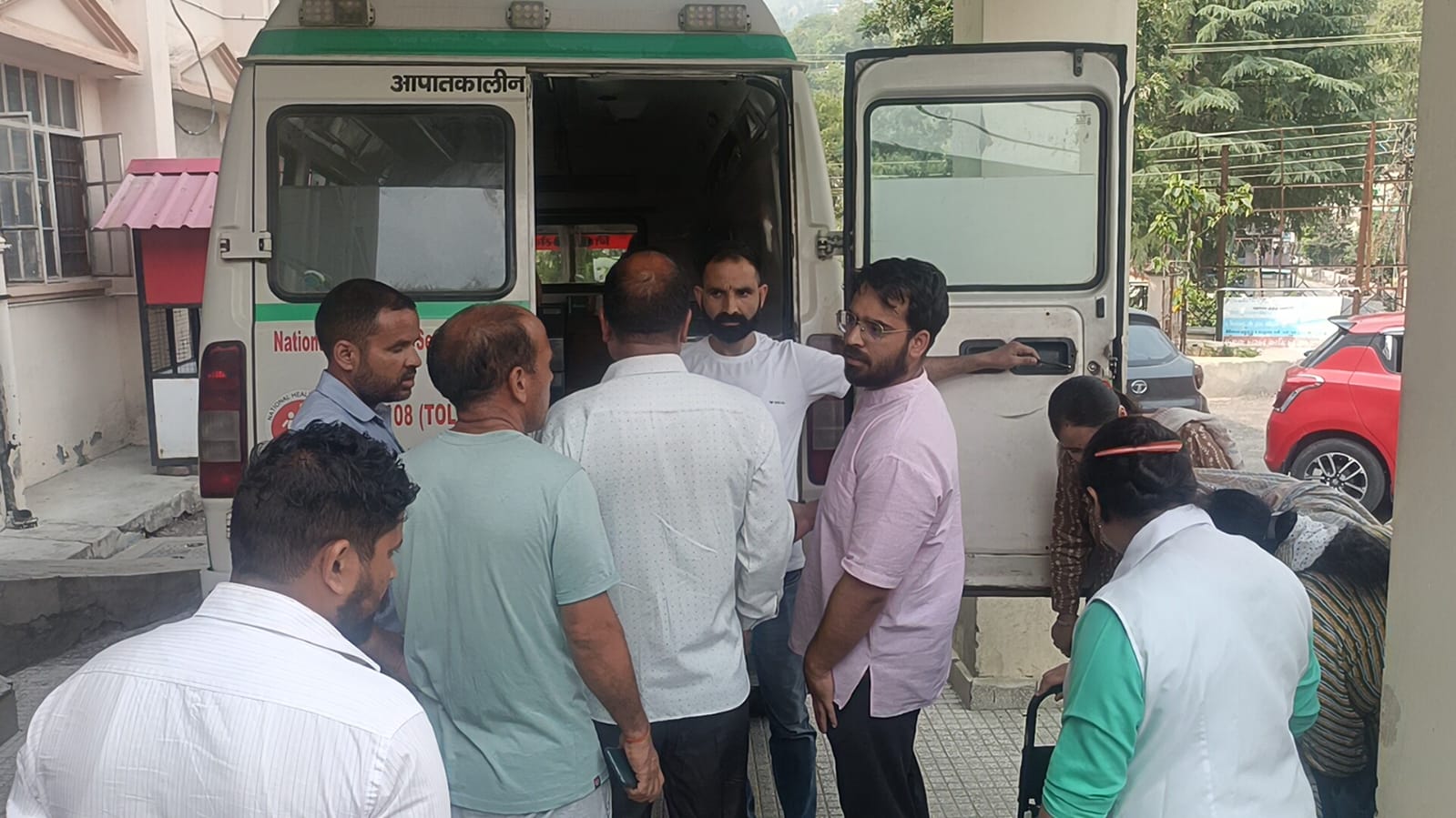 चनेहड के पास गाड़ी पलटी, तीन घायल, महिला व लड़की को नेरचौक किया रेफर