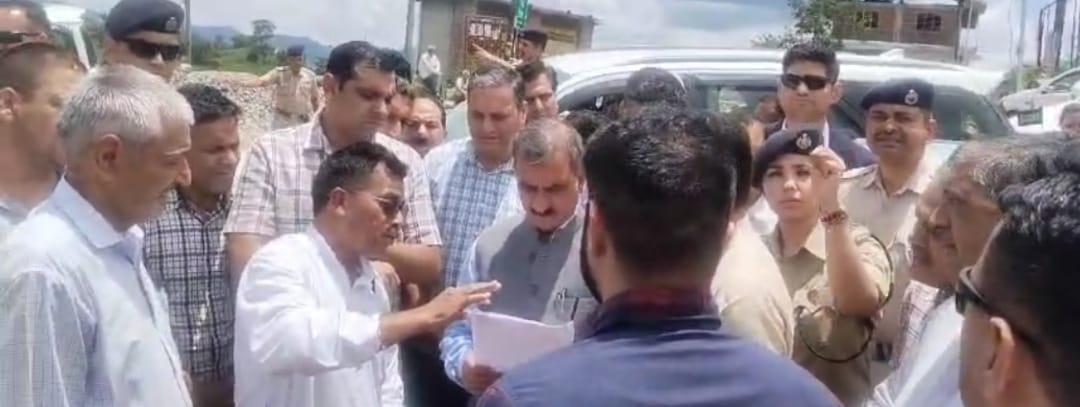 धाड़ता व सरकाघाट क्षेत्र की समस्याओं पर मुख्यमंत्री को सौंपा मांग पत्र