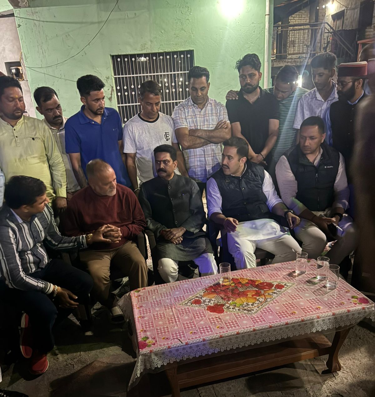 सरकाघाट हत्याकांड: पीड़ित परिवार से मिले विक्रमादित्य सिंह, बोले...