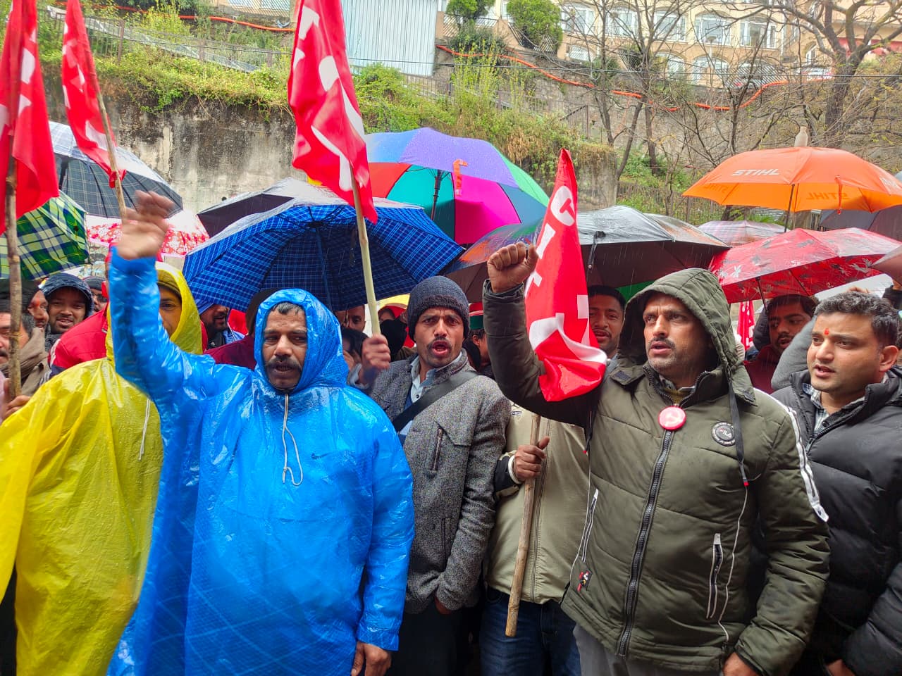 मूसलाधार बारिश में भी नहीं झुके एंबुलेंस कर्मचारी, तीसरे दिन ठप पड़ी सेवाएं