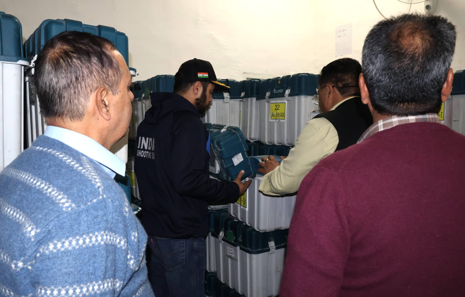 जिला निर्वाचन अधिकारी ने त्रैमासिक ईवीएम और वीवीपैट भंडार कक्ष का निरीक्षण किया