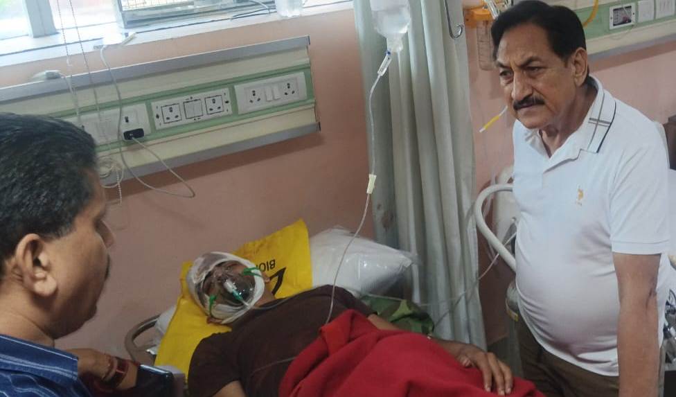 दुर्घटना में घायलों से नेरचौक मेडिकल कॉलेज में मिले पूर्व सीपीएस सोहन लाल ठाकुर