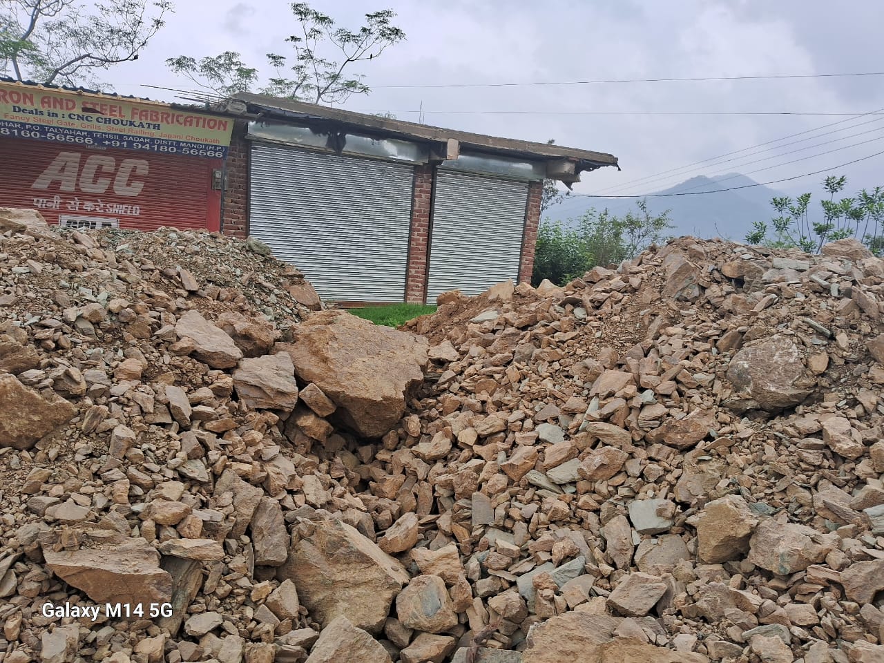 दुकानों के बाहर मलबा डंप कर गए एनएच 3 का निर्माण कर रही कंपनी के डंपर, परेशान लोगों ने एसडीएम से लगाई गुहार